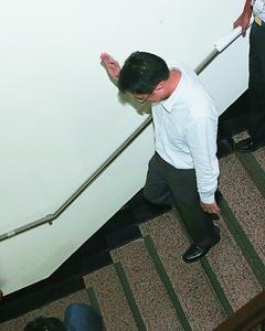 台“教育部长”蒋伟宁因论文风波请辞，昨天记者会结 