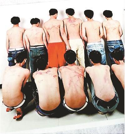 一张由学生提供的照片显示，11名学生的肩、背上，呈 