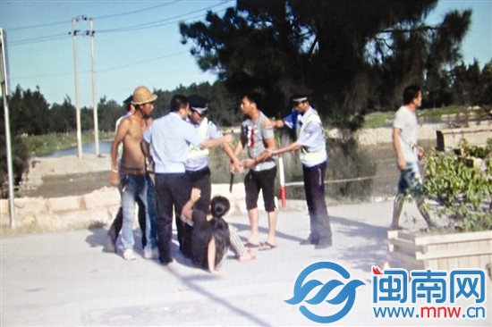 民警及时赶到，架住王某后夺下刀