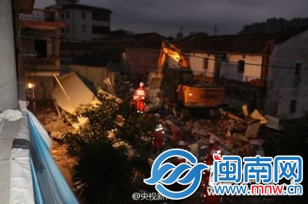 福清一民房凌晨倒塌多人被埋1