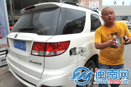 车主称他新买的车，每次加油很难加进去