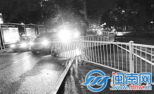 一段护栏被撞开