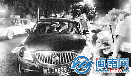 别克车的右侧车灯损毁，引擎盖变形，被拦下检查