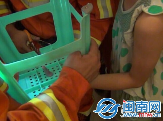 罗源消防救助手指被卡女孩