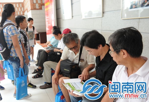 摄影师们在看画册