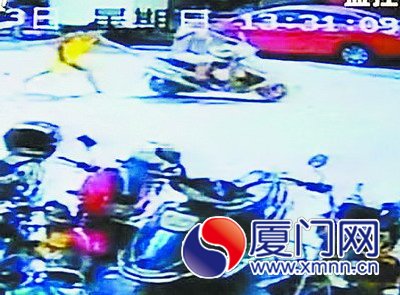 店员奋勇追赶电动车