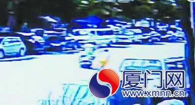 追上后拉住车不放