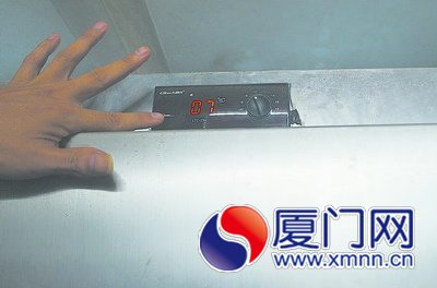 尽管温度计显示为35℃，但当遗体被拉出零下7℃的冰 