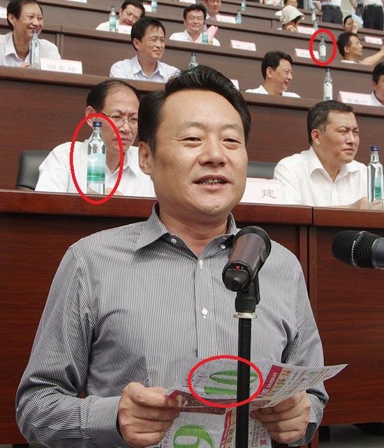 安庆市委书记虞爱华讲话照片中，其身后主席台中放置 