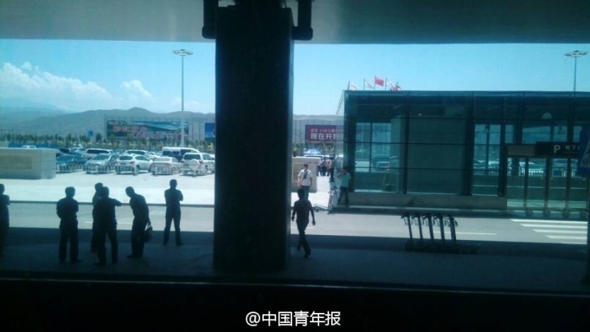 工作人员进行排爆处置现场照片