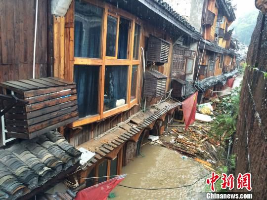 凤凰古城道路被淹。