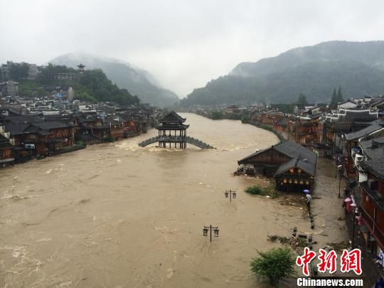 湖南凤凰古城暴雨 沱江水位暴涨。