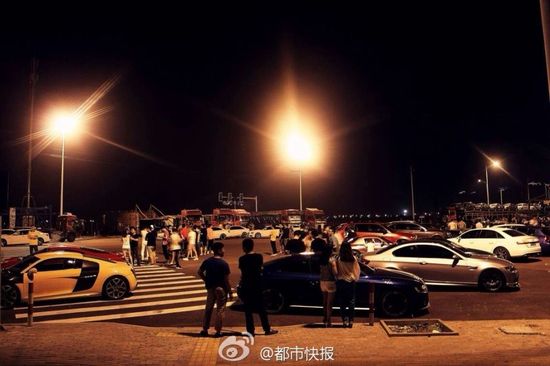 杭州30多辆超级跑车聚会狂飙遭警察围堵