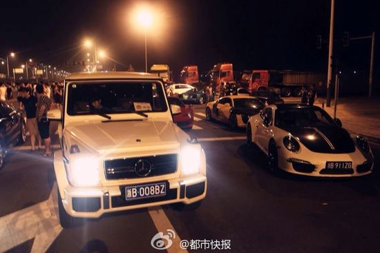 杭州30多辆超级跑车聚会狂飙遭警察围堵2