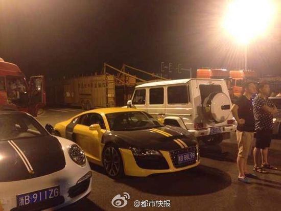 杭州30多辆超级跑车聚会狂飙遭警察围堵3