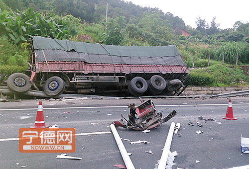 沈海高速大货车爆胎引发三车追尾 造成1死1伤