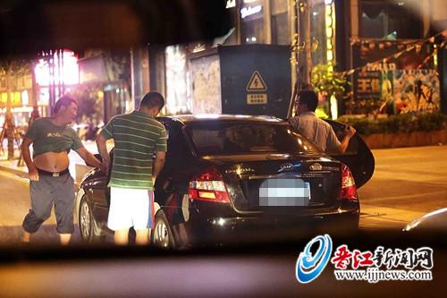 晋江市区大型商场、酒店、酒吧、医院等地都有“黑车 