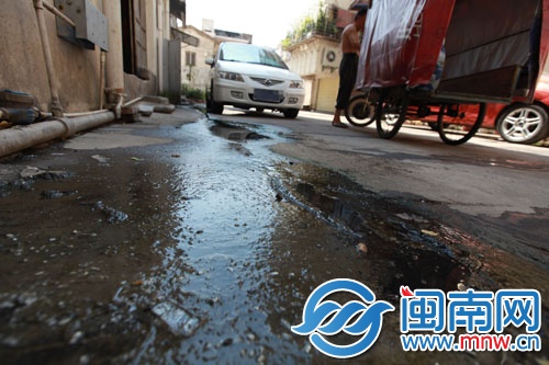 污水外溢，弄得路面湿漉漉的
