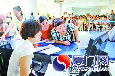 市民正在建设大厦保障性住房选房现场办理选房