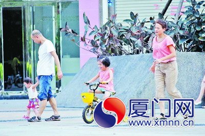 昨日傍晚在户外休闲的市民