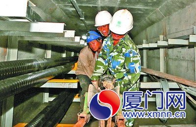 地面上电缆铺设的准备工作做好了，地下工程也同步进 