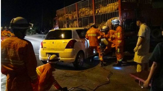 轿车撞上运猪车