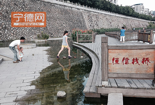 福安浅水湾公园一角污水横流 半个多月无人问津