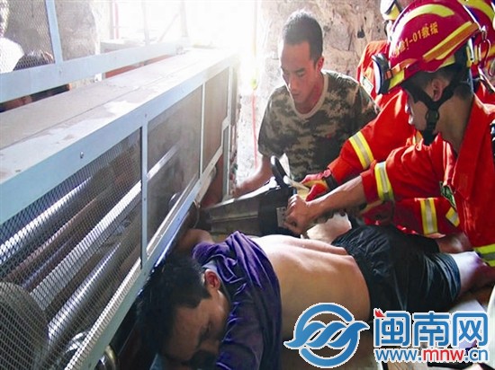 向某的右手被卡在机器里