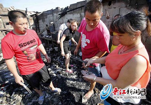 　大火之后，住户们都在灰烬中寻找可能留下来的贵重 