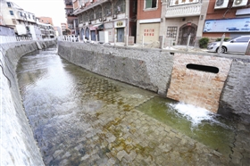 东沟“小瀑布”活水来冲污