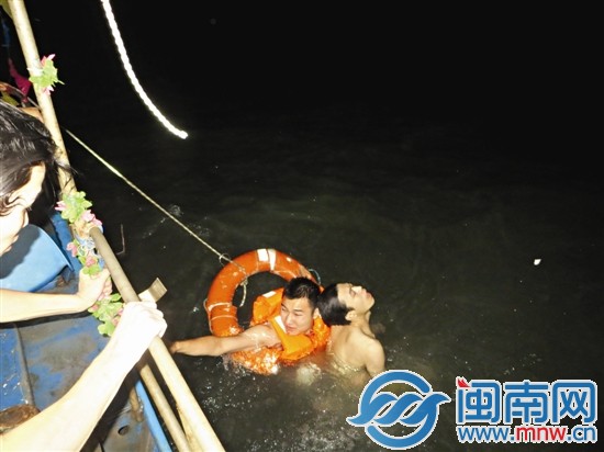 昨日凌晨，救援人员下水将被困男子救上搜救船