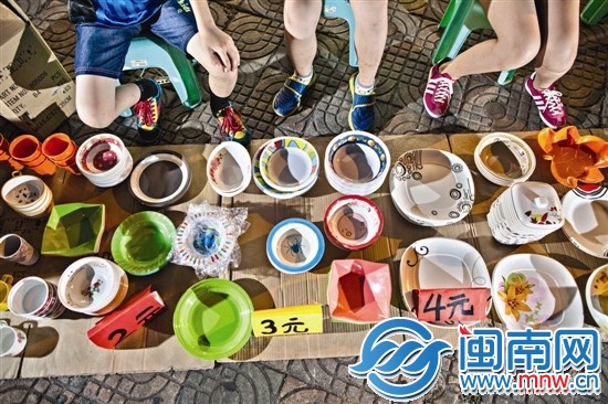 彩色餐具从进货、定价到摆摊，都是孩子们一手操办的