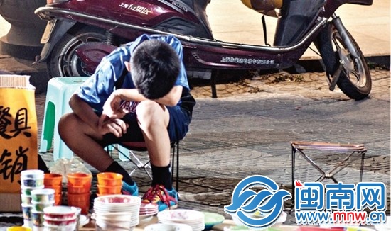 夜里9时许，孩子有点困，趴在膝盖上休息
