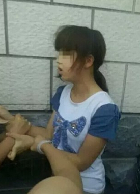 多名疑似打人女生将殴打照片传至QQ空间，并评价“爽 