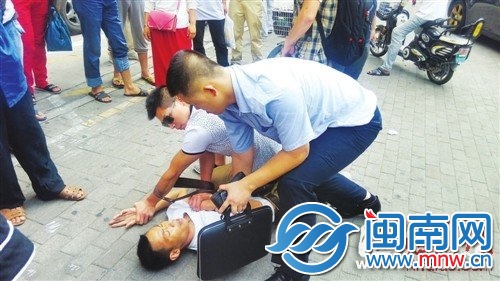 曹义本和张小谊追出十多米后，将小偷按在地上