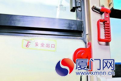 BRT车窗玻璃旁的爆玻器装置
