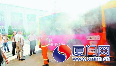 这种灭火系统起作用后,废弃公交车内的明火被迅速扑