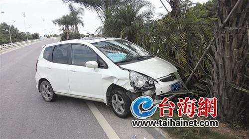 车子失控撞上绿化带
