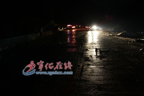 汽车侧翻梨撒路面