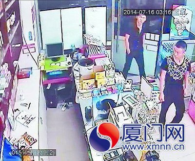 两名男子走进便利店。