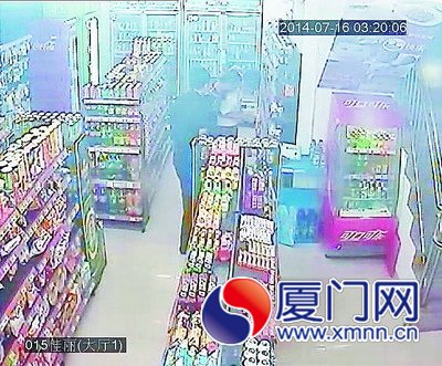 店里只剩男店员时,两男子开始动手