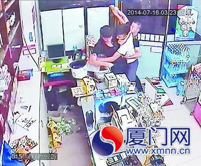 男店员和两名男子搏斗