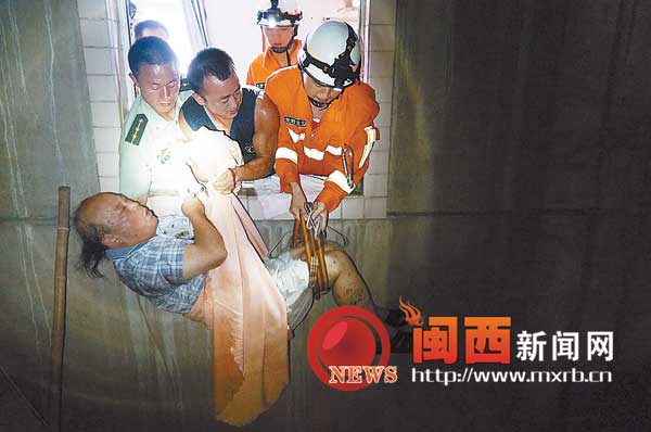 新罗一老人坠楼幸无大碍