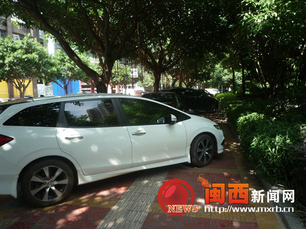 登高西路国贸广场人行道变成“停车场”