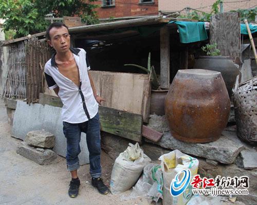 男子看见家禽就伸手