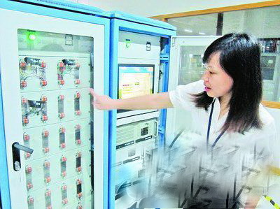 厦门宏发电声股份有限公司技术人员展示继电器可靠性 