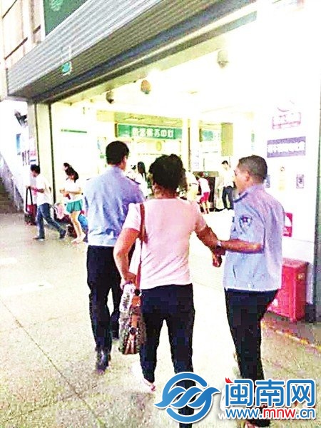 可疑妇女被警方带走调查