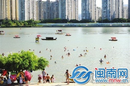 泳客担心，皮划艇在游泳场内训练威胁泳客安全