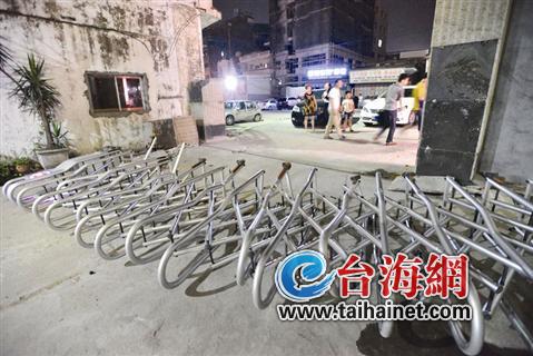 铲车深夜三次冲撞面粉厂大门 冲突原因不明