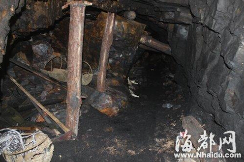 矿洞内一百多米处出现塌方,两名死者被压在大石下